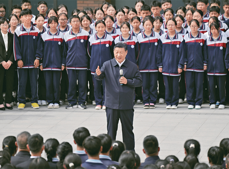 2024年6月18日至19日，中共中央总书记、国家主席、中央军委主席习近平在青海考察。这是18日下午，习近平在果洛西宁民族中学考察时，同师生们亲切交流。 新华社记者 岳月伟/摄